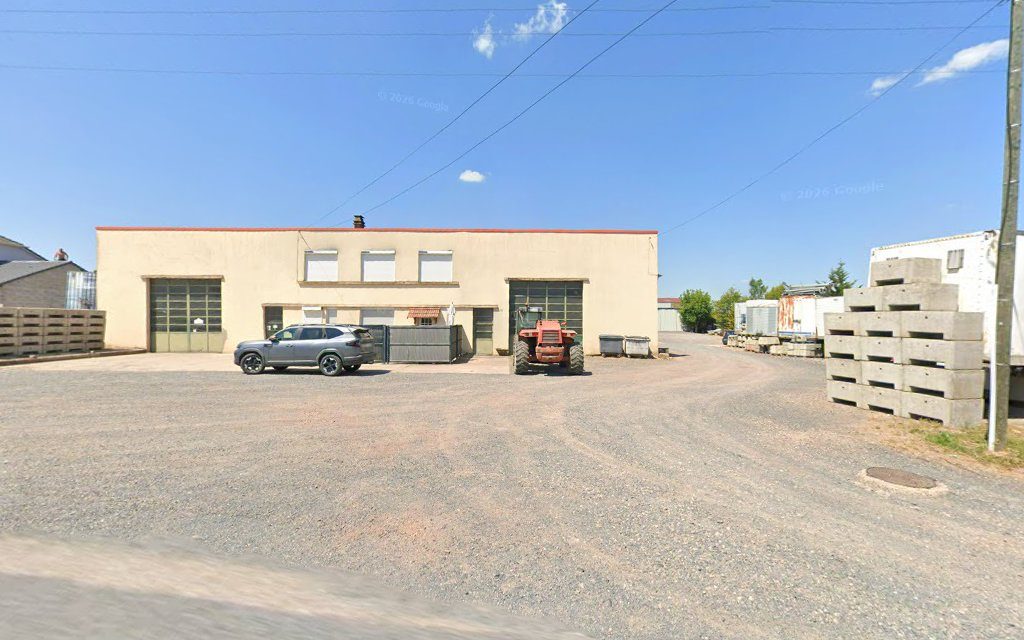Le bâtiment du 22 bis rue de Chenevières à Bénaménil, avec un tracteur dans la cour